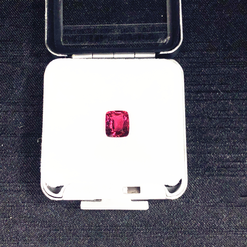 天然无烧红尖晶2.04克拉缅甸红尖晶枕形高净度Red略粉可定制