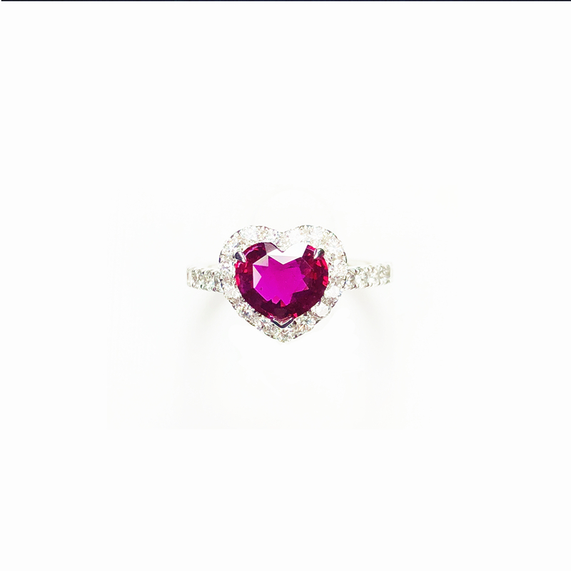 天然无烧鸽血红色心形红宝石戒指全净透配钻0.6克拉18K金托可定制