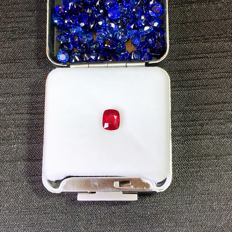 天然无烧红宝石1.08克鸽血红红宝石枕形 高净度 火彩可定制