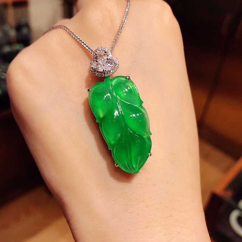 缅甸A货翡翠老坑高冰种水润辣绿叶子吊坠18K金钻石镶嵌男女